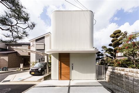 This Minimalist Japanese Home Pivots Around an Indoor Garden - Dwell