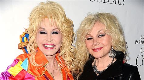 Dolly Parton’s Siblings: Everything To Know – Hollywood Life