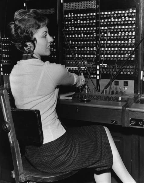 28 Amazing Vintage Photographs That Capture Telephone Switchboard Operators at Work from the ...