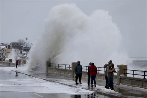 Wicked waves: Nor’easter causes minor flooding at Hampton Beach coastline