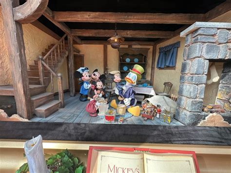 Window Displays Featuring 'Mickey's Christmas Carol' Return to Magic ...