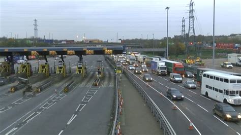 Dartford Crossing free-flowing toll system's first commuter day - BBC News