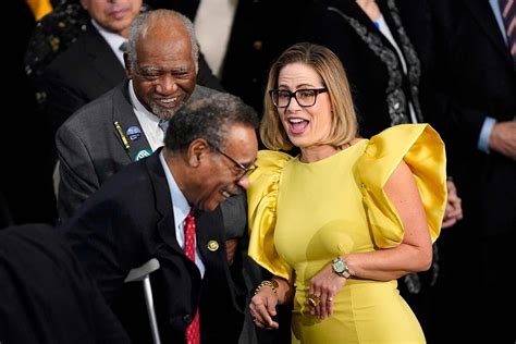 Kyrsten Sinema's bright yellow dress is talk of SOTU: 'Does she think it's the Grammys?' | Marca