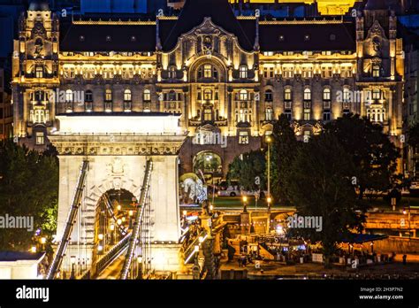 Szechenyi Chain Bridge night view (Budapest, Hungary Stock Photo - Alamy