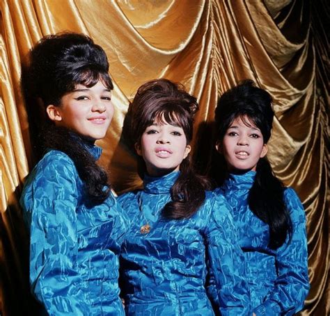 30 Fascinating Vintage Photographs of The Ronettes in the 1960s ...