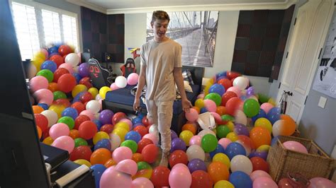 ROOM FILLED WITH BALLOONS PRANK ON ROOMMATE - YouTube