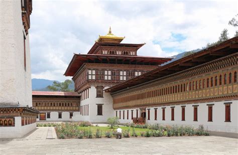 Tashichho-Dzong at night - Living + Nomads – Travel tips, Guides, News ...