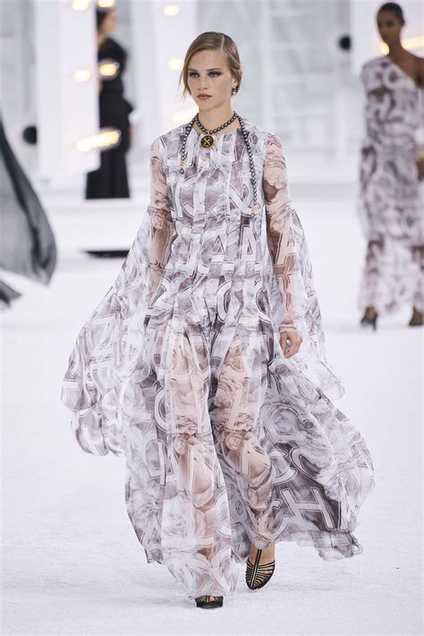 Chanel Spring 2021 Fashion Show | The Impression