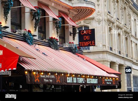 Restaurant awning paris hi-res stock photography and images - Alamy