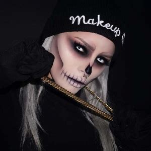 23 Skeleton Makeup Ideas for Halloween - StayGlam