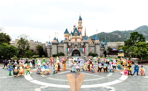 8 Secret Tips for Your Hong Kong Disneyland Visit