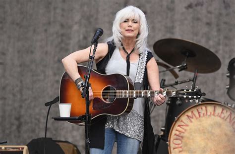 Biography of Country Legend Emmylou Harris