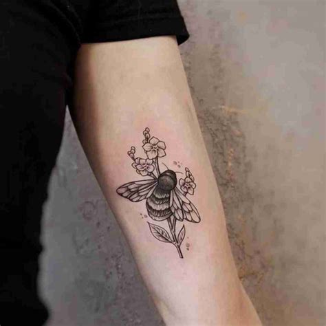 Discover 80+ realistic bumble bee tattoo latest - in.cdgdbentre