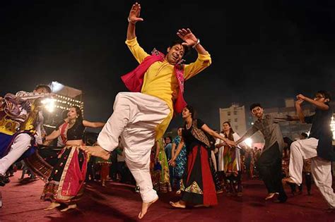 Tips to dress up for dandiya nights this festival season | Festival Fever