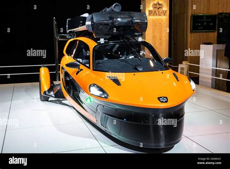 V automobile hi-res stock photography and images - Alamy