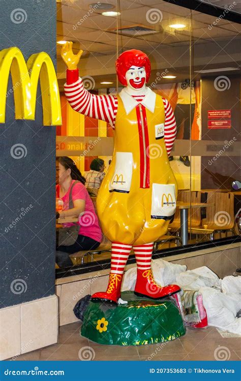 Statue of Ronald Mcdonald Greeting Editorial Stock Photo - Image of ...