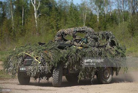 Members of the Estonian army drive a camouflaged vehicle while... | Drive, Militär, Fotos