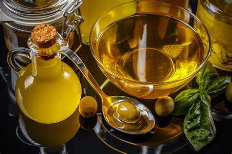 Breaking Down the Best Fats & Oils to Cook With