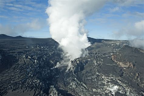 Eyjafjallajökull volcano: The dangerous volcano beneath a glacier - Earth.com