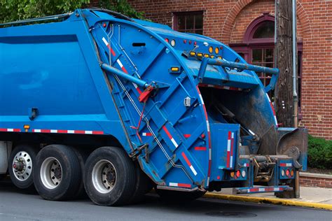 How Do Garbage Truck Accidents Occur in New York? | Swerling