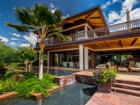 An Open and Airy Abode on One of Hawaii’s Most Beautiful Beaches | Hawaiian homes, Black house ...