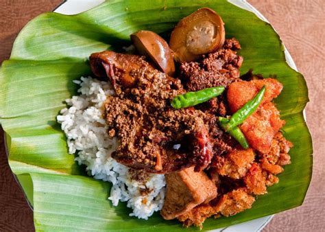 gudeg jogja - various spicy dishes with rice on a banana leaf | Indonesian food, Malay food ...