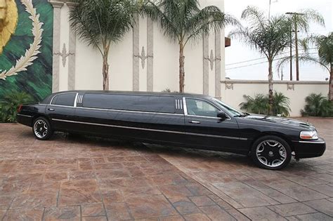 Lincoln Town Car Limousine Rental | Book Online Today!