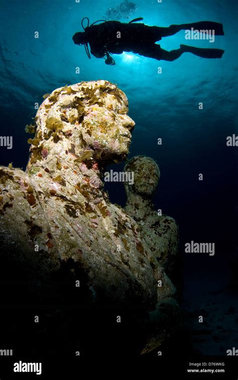 Underwater view sculptures scuba diver at Cancun Underwater Museum ...