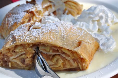 Apfelstrudel aus Südtirol Rezept, Rezepte für Nachspeisen und Gebäck aus Südtirol