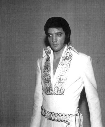 Elvis backstage at the Las Vegas Hilton in january 1970. | Elvis ...