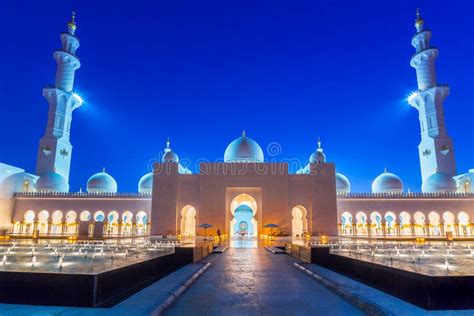 Grand Mosque in Abu Dhabi at Night Stock Image - Image of lights ...