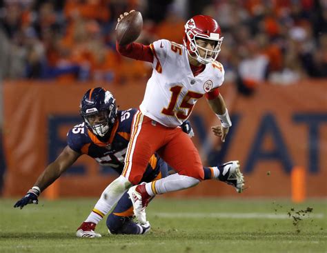 Patrick Mahomes pulls off unbelievable left-hand pass - Yahoo Sports