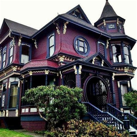 Victorian Gothic House - Small Modern Apartment