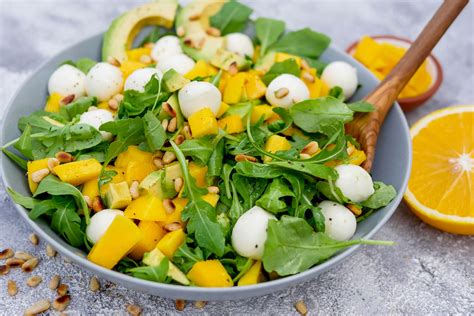 Rucola-Mango-Salat mit Pinienkernen, Avocado und Orangendressing