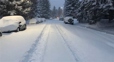 Calgary roads clogged with snow after storm dumps as much as 40 cm on city