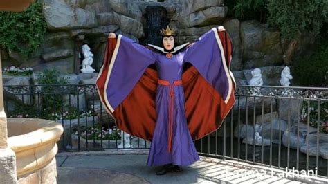 Video This Evil Queen in Disneyland is absolutely killing it - ABC News