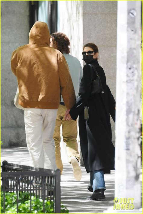 Kaia Gerber & Jacob Elordi Hold Hands as They Enjoy Spring in New York City: Photo 4554749 ...