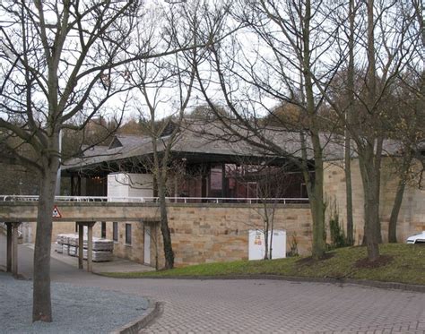 Richmond Swimming Pool © Gordon Hatton cc-by-sa/2.0 :: Geograph Britain and Ireland