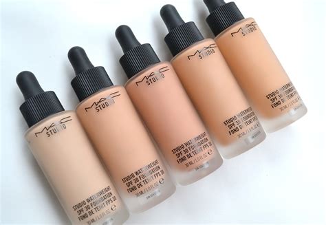 MAKEUP | MAC Studio Waterweight SPF 30 Foundation Review with Swatches of NC 20, NW 22, NW 45 ...