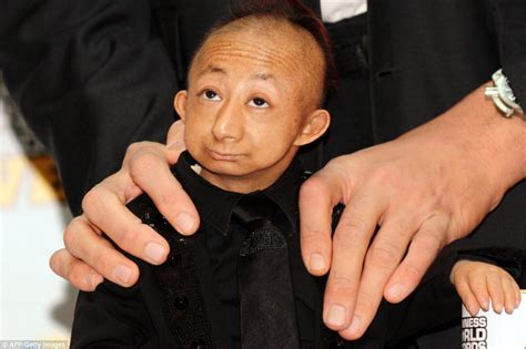 Moment the world's smallest man came face-to-knee with the world's ...