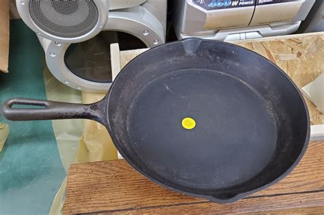 HEAVY CAST IRON FRYING PAN