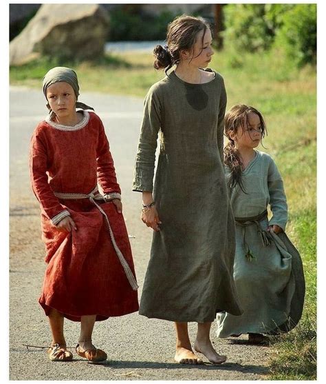 Serf Clothes in 2021 | Medieval clothing, Peasant clothing, Medieval clothing peasant