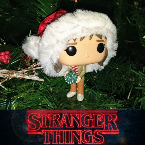 Joyce Byers💡💡helping with the christmas lights 🎄 🎅 : r/StrangerThings