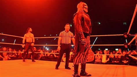 "The Fiend“ Bray Wyatt makes entrance in Germany - YouTube