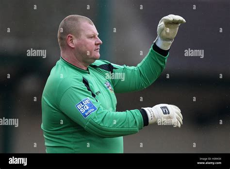 Wayne Shaw of Sutton - AFC Hornchurch vs Sutton United - Blue Square Conference South Football ...