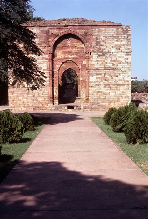 Qutub Complex, Iltutmish Tomb - Larry Speck