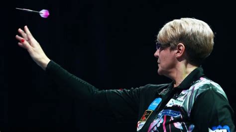 Lisa Ashton becomes first woman to win PDC Tour card through Q School - BBC Sport