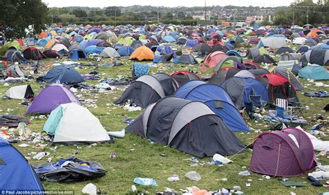 Tents left behind abandoned after Reading Festival Bank Holiday weekend | Daily Mail Online