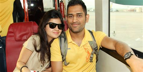 8 Rare Pictures Of Captain Cool Dhoni And His Gorgeous Wife Sakshi ...