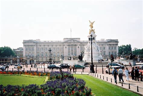 Discovering the 7 Most Famous Landmarks in England - Priyotottho